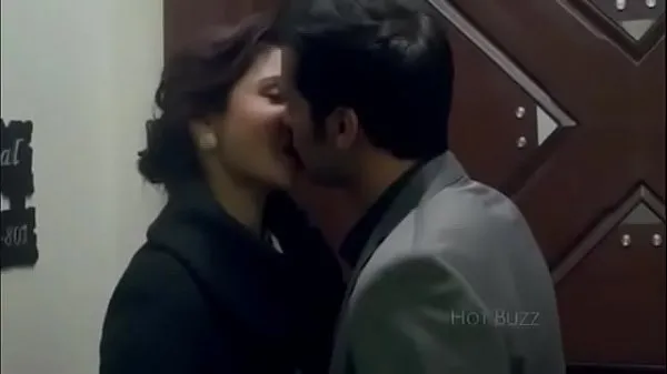 HD anushka sharma hot kissing scenes from movies Video teratas