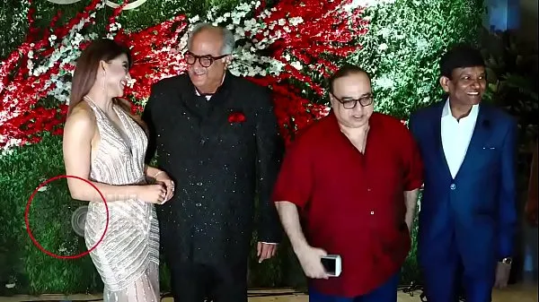 HD-Boney Kapoor grabbing Urvashi Rautela ass and boobs press live on camera topvideo's