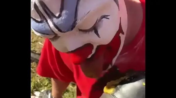 HD Clown Worshiping Muddy Boot With Hott Sauce κορυφαία βίντεο