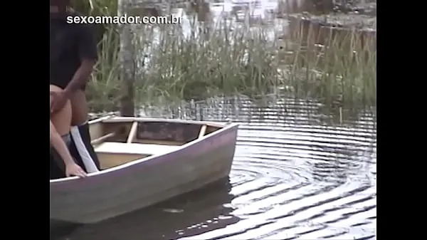 HD Hidden man records video of unfaithful wife moaning and having sex with gardener by canoe on the lake najboljši videoposnetki