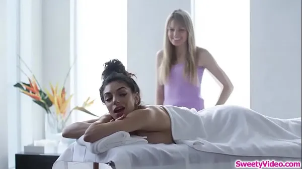 Video HD Busty babe licked by lesbian masseuse hàng đầu