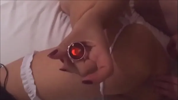 HD My young wife asked for a plug in her ass not to feel too much pain while her black friend fucks her - real amateur - complete in red melhores vídeos