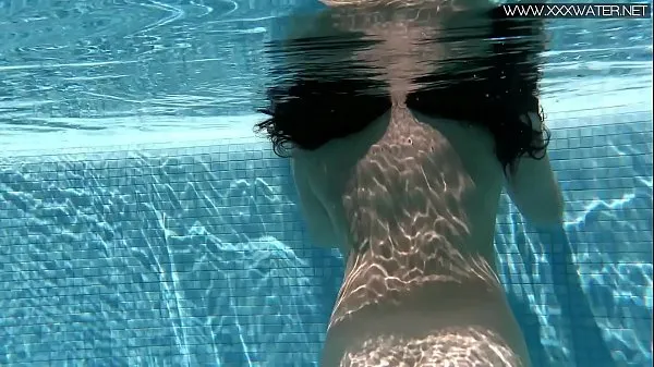 HD Super cute hot teen underwater in the pool naked วิดีโอยอดนิยม