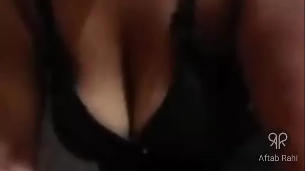 HD My step mom is showing her big boobs to my friends أعلى مقاطع الفيديو