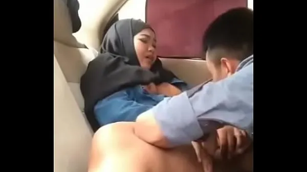 HD Hijab girl in car with boyfriend topp videoer