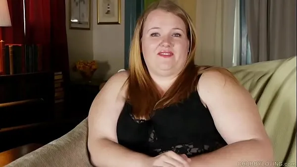 HD Super sexy chubby honey talks dirty and fucks her fat juicy pussy najboljši videoposnetki