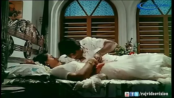 HD Tamil Actress Radha enjoyed in Bed أعلى مقاطع الفيديو