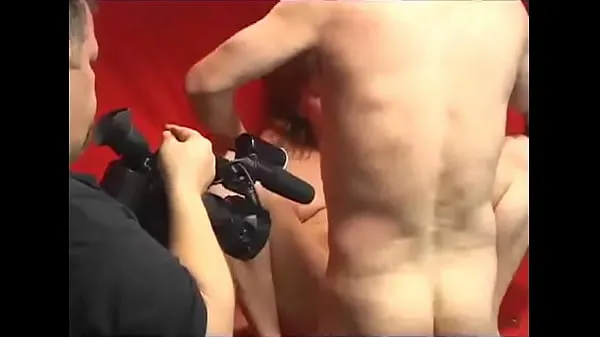 HD Wife Takes it in the Ass for the first time While Husband Watches najboljši videoposnetki