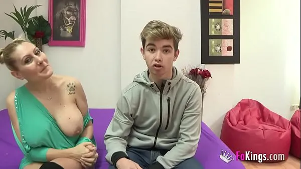 HD nuria e seus enormes boobies transam com uma novata de 18 anos que tem a idade do filho melhores vídeos