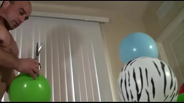 HD Tony Dinozzo pops balloons with his ass suosituinta videota