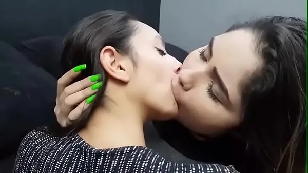 HD Lesbian kissing top videoer