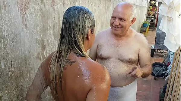 HD Grandpa bathing the young girl he met on the beach !!! Paty Butt - Old Grandpa - El Toro De Oro suosituinta videota