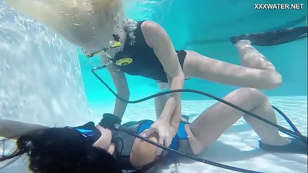 HD Hungarian lesbian babes underwater Vodichkina and Farkas κορυφαία βίντεο