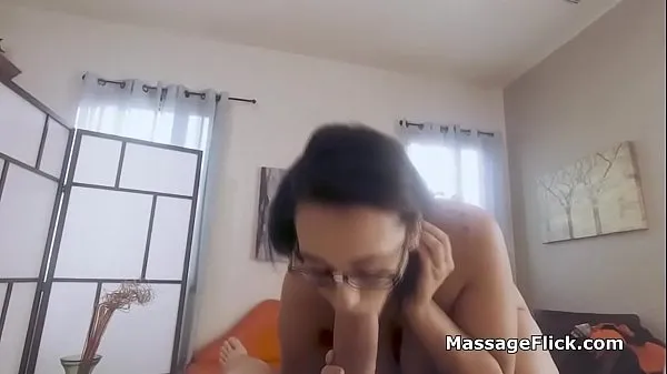 HD Curvy big tit nerd pov fucked during massage Video teratas