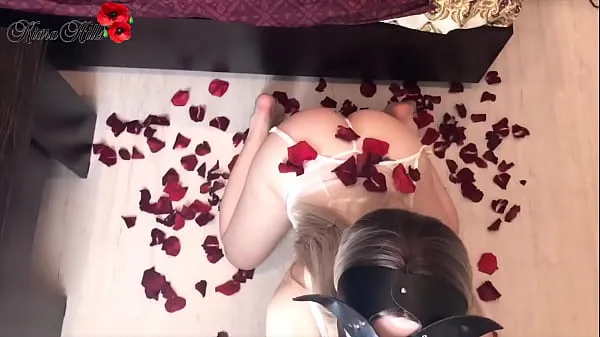 高清Beautiful Babe Sensual Fucks in Rose Petals On Valentine's Day热门视频