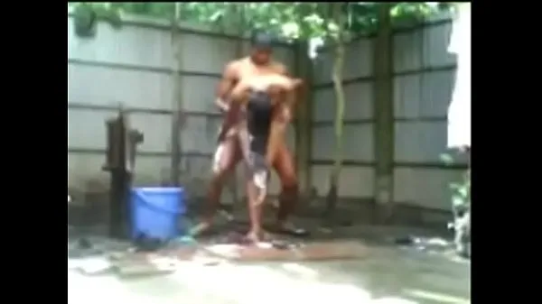 HD-Indian Girl Bathing outside nude and faking a street boy topvideo's