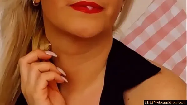 HD Curvy Blonde MILF Showing Her Bald Pussy On Webcam topp videoer