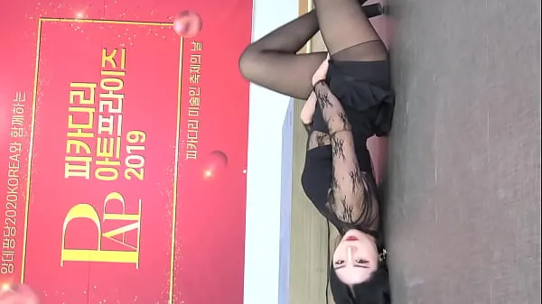 HD Public account [喵泡] Korean short-haired girl in black silk skirt sexy hot dance Video teratas