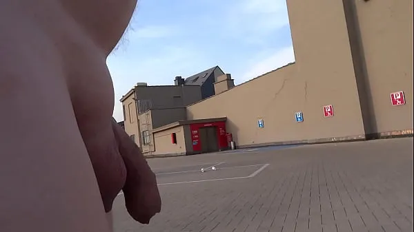 HD-4 girls only: (Risky) Walking around bare naked on the parking lot of a Carrefour supermarket :P topvideo's