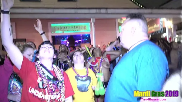 HD Women getting freaky in public flashing their Ass and Tits for beads during Mardi Gras | New Orleans najboljši videoposnetki