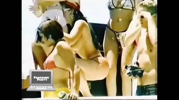 HD d. Latina get Naked and Tries to Eat Pussy at Boat Party 2020 κορυφαία βίντεο