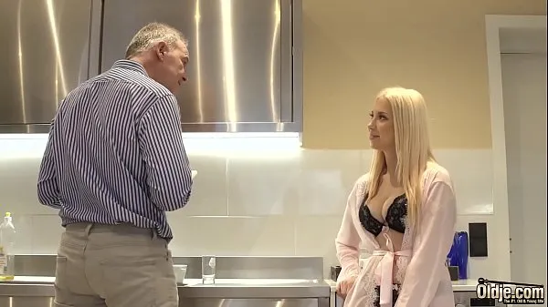 HD Blonde hot sex with old bald guy Video teratas