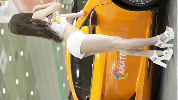 HD Public account [喵贴] Korean auto show temperament white shorts car model sexy temptation suosituinta videota