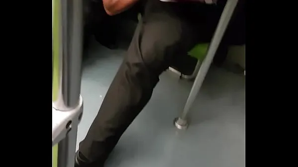 HD He sucks him on the subway until he comes and throws them κορυφαία βίντεο
