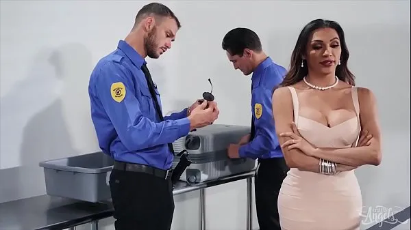 HD-Brunette (Jessy Dubai) Gets Her Ass Pounded By Security Cliff - Transangels topvideo's