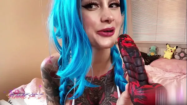 HD Tattoed Babe Masturbate Pussy Dragon Dick and Squirting Orgasm najboljši videoposnetki