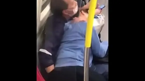 HD Men and women on the MRT κορυφαία βίντεο