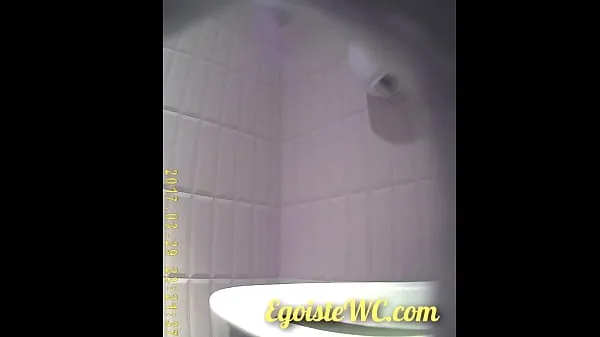 HD The camera in the women's toilet filmed the beautiful vaginas of girls close-up najboljši videoposnetki