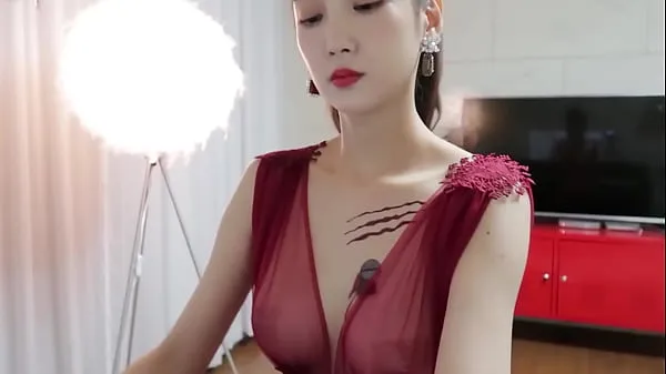 HD Beautiful lady shows her sexy figure and big boobs 인기 동영상