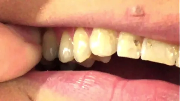 HD Mouth Vore Close Up Of Fifi Foxx Eating Gummy Bears topp videoer