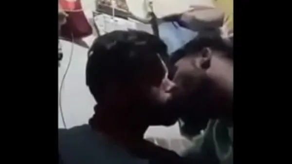 HD A couple of hot and sexy Indian gays kissing each other passionately en iyi Videolar