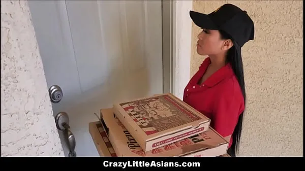 HD Petite Asian Teen Pizza Delivery Girl Ember Snow Stuck In Window Fucked By Two White Boys Jay Romero & Rion King najboljši videoposnetki