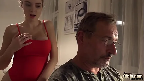 HD Bald old man puts his cock inside teen pussy and fucks her en iyi Videolar