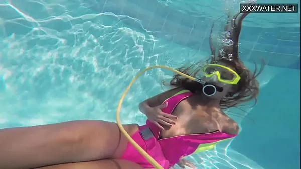 HD Cute teen Irina Poplavok swims naked underwater أعلى مقاطع الفيديو