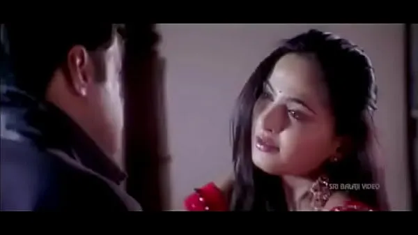 Najlepsze filmy w jakości HD Anushka Shetty hot Saree Changing & exposing her body