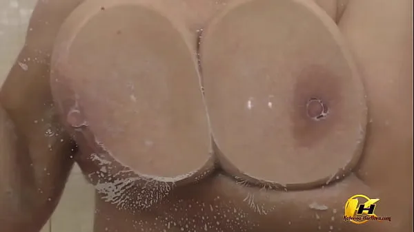 HD-Pressed my breasts against the glass and then masturbate with a stream of water topvideo's