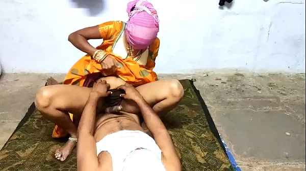 HD Sex with a Indian wife in the middle of the night in a dark yellow sari Video teratas