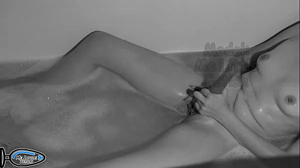 HD Slender Girl Takes An Evening Bath, Masturbates Her Pussy With A Vibrator, And Gets An Orgasm Video teratas