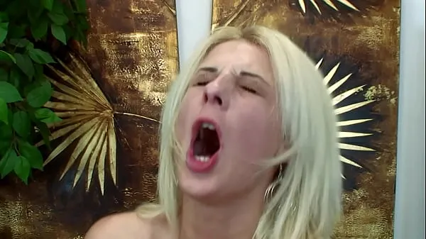 HD This beautiful blonde teen shoves her fingers in her pussy until she squirts like a waterfall κορυφαία βίντεο