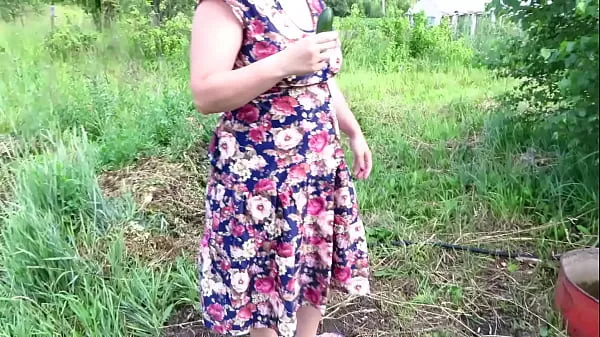 HD Busty milf masturbates with cucumber and strawberries outdoors in a public place Juicy PAWG and big tits in nature Fetish najboljši videoposnetki