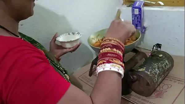 HD Pollo che fa la cameriera choda al bancone della cucina - con una chiara voce hindi i migliori video
