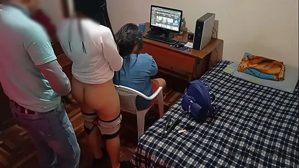 HD cuckold wife talks to her friend while I fuck her from behind: my wife is fixing her hair while I take advantage of her rich friend, I put my big cock in her and I fuck her very hard without making noise melhores vídeos