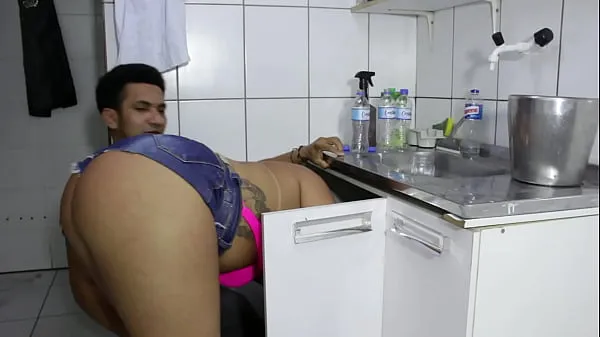 HD The cocky plumber stuck the pipe in the ass of the naughty rabetão. Victoria Dias and Mr Rola أعلى مقاطع الفيديو