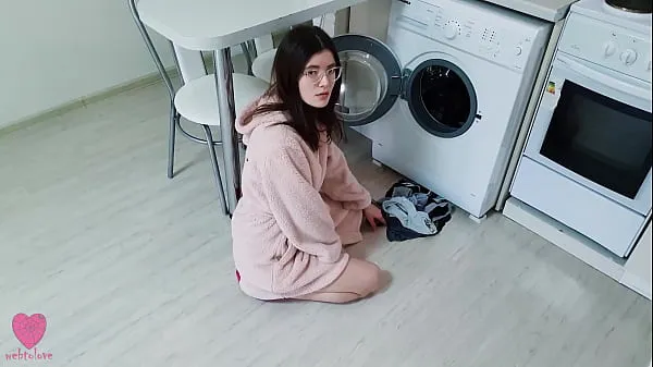 高清My girlfriend was NOT stuck in the washing machine and caught me when I wanted to fuck her pussy热门视频