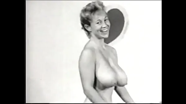 HD Nude model with a gorgeous figure takes part in a porn photo shoot of the 50s Video teratas