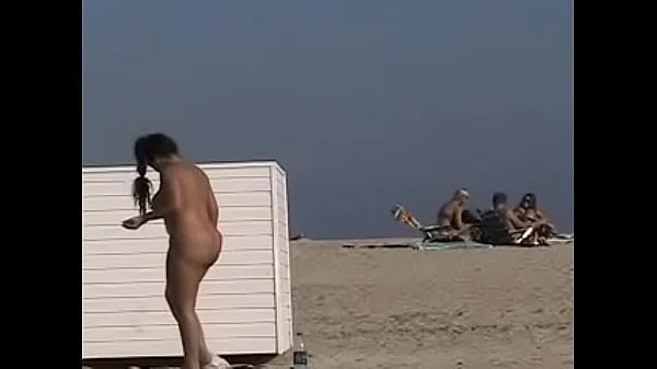 Video HD Exhibitionist Wife 19 - Anjelica teasing random voyeurs at a public beach by flashing her shaved cunt hàng đầu